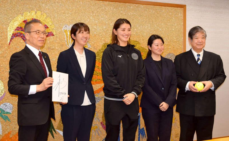 リーグ連覇の報告に船橋市役所を訪れた切石選手（中央）。左から２人目が田淵教諭＝船橋市役所