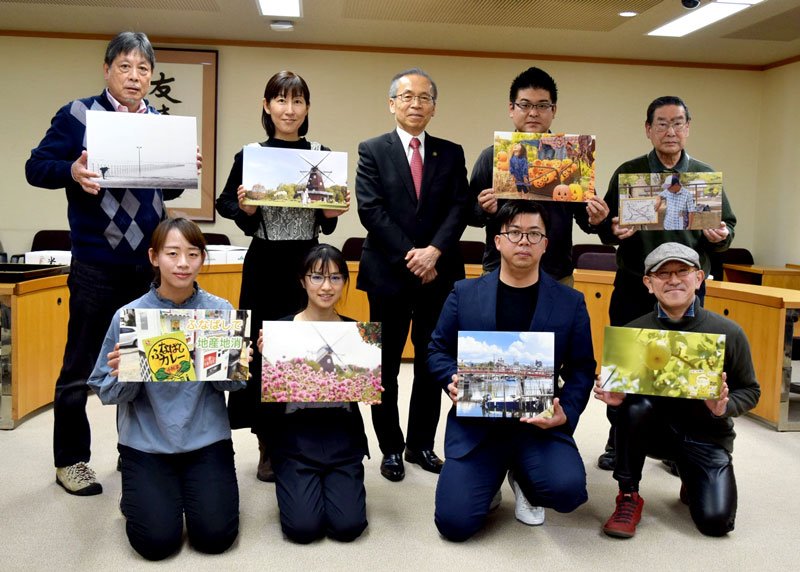 最優秀賞に選ばれた宮口さん（後列左から２人目）と蒲池さん（後列右から２人目）＝船橋市役所