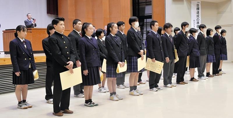 表彰された選手たち＝１月、千葉女高

