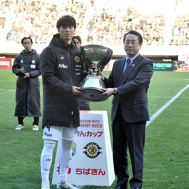 ３年ぶり１８度目の優勝を果たし、優勝カップを受け取る柏の古賀（左）＝フクアリ