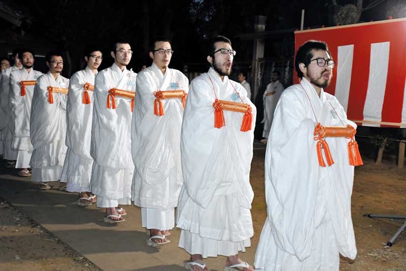 １００日荒行、１１７人成満　市川・中山法華経寺　１日に７回冷水、ひげ伸び頬こけ