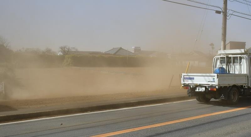 強い風が吹き、畑の砂ぼこりが舞う道路＝１３日午前、富里市（画像を一部加工しています）
