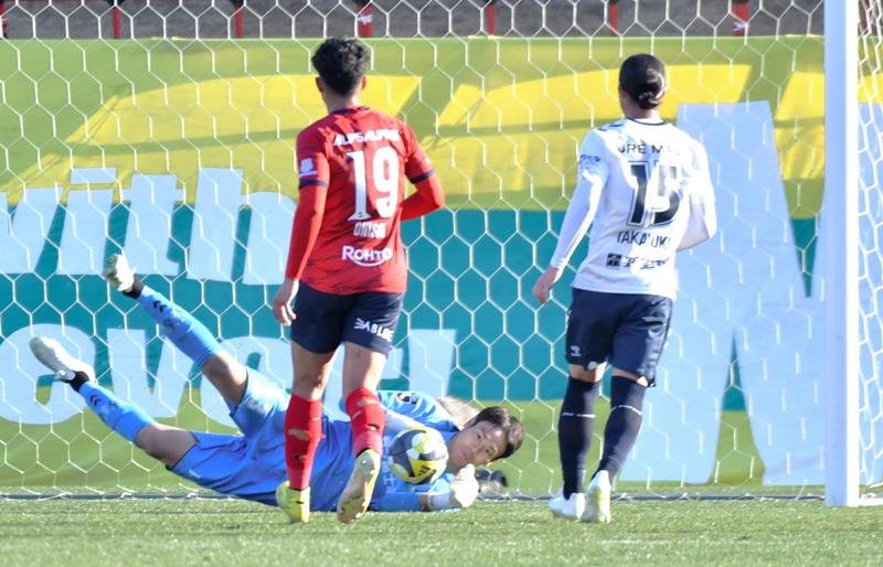 後半、シュートを阻む千葉のＧＫ鈴木椋（奥）
