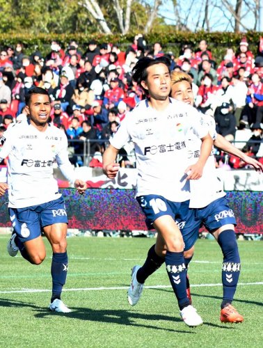 前半３１分に先制のＰＫを決め、スタンドに駆け寄る千葉の横山（手前）。右奥は椿、左はエドゥアルド
