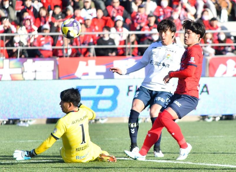 いわき－千葉　後半１５分チーム２点目のゴールを決める千葉の高橋（右から２人目）＝ハワスタ
