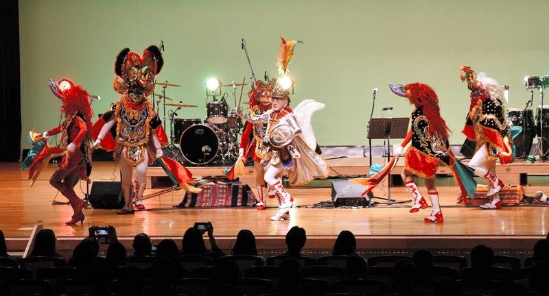 ボリビアの「フォルクローレ」の演奏に合わせて踊りが披露された＝多古町
