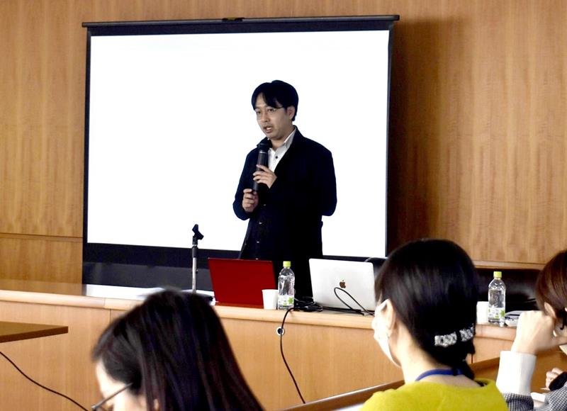 動画制作について語る千葉日報社の担当者＝松戸市役所
