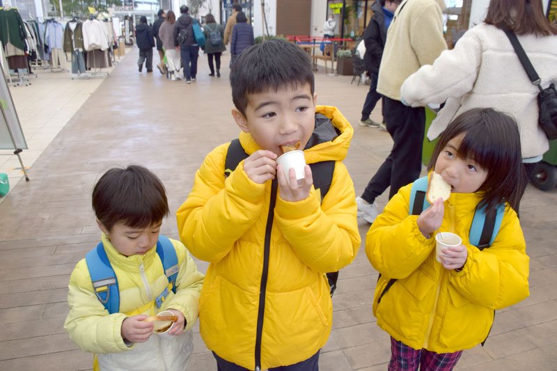 黒アヒージョを試食する来場者＝木更津市
