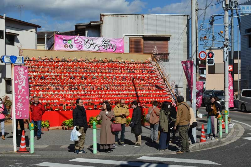 ２万体“ひな色”歓迎　勝浦ビッグひな祭り開幕　５千体の２５段飾り圧巻