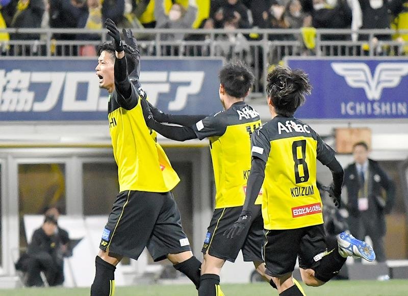 柏─Ｃ大阪　後半２９分、勝ち越しゴールを決めて喜ぶ柏の木下（左）＝三協Ｆ柏
