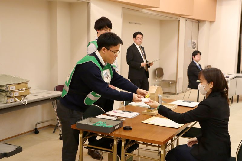 立候補受け付けのリハーサルをする千葉県選管職員＝２６日、千葉県庁