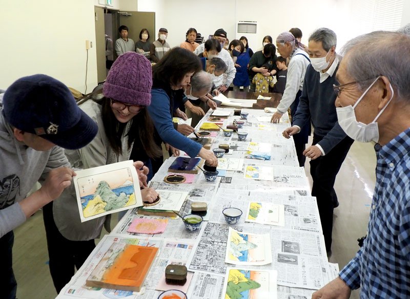 広重の描いた鋸山を題材に、浮世絵版画の多色摺体験を楽しむ参加者ら＝富津市