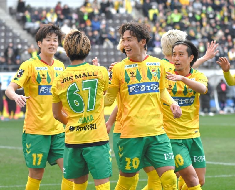 前半３５分に先制ゴールを決めて喜ぶＪ２千葉の石川（左から３人目）ら。千葉は富山に２―０で快勝、ホーム開幕戦を白星で飾った＝２２日、千葉市中央区のフクダ電子アリーナ