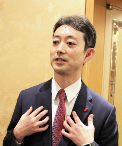 決起集会終了後、報道陣の質問に答える熊谷氏＝１７日、千葉市中央区