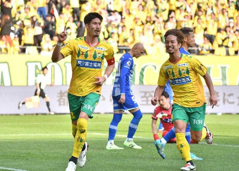 千葉－山形　後半１９分、勝ち越しゴールを決めて駆け出す千葉の鈴木大（左）＝フクアリ

