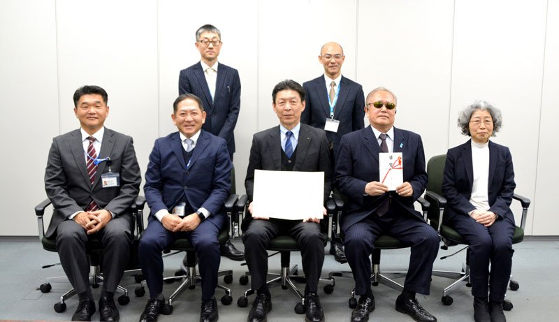 目録を手にする今野会長（前列右から２人目）と、廣瀬取締役（同中央）ら＝県庁