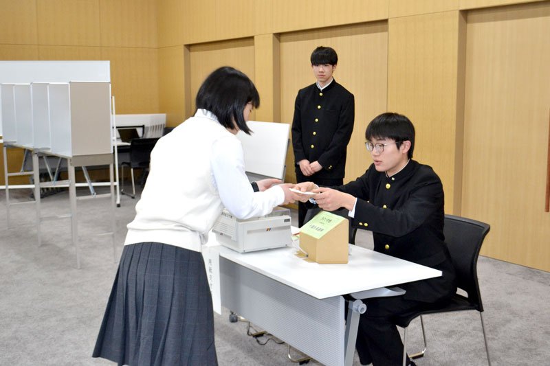 投票用紙を交付する作業を体験する生徒たち＝千葉市役所