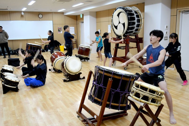 全国大会に向けて練習に励む「和太鼓　凪」ジュニアチーム＝１１日夜、いすみ市