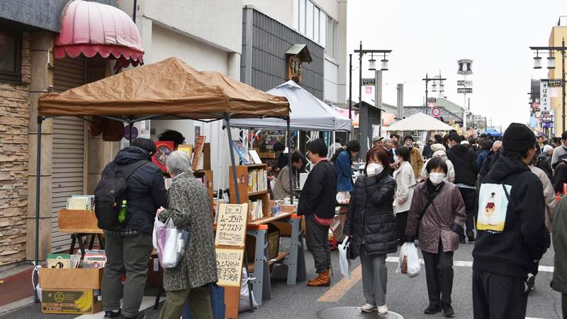 佐倉・時代まつりの後継イベントで古本市などが新たに登場した「シン・マチマーケット」＝１５日、佐倉市新町