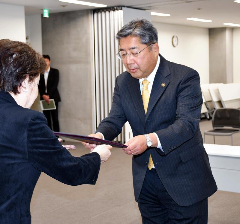 当選証書を受け取る内田氏（右）＝１７日、浦安市役所
