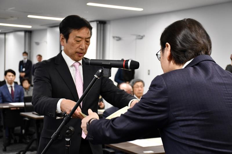 田中市長（右）から感謝状を受け取る関係者＝市川市役所
