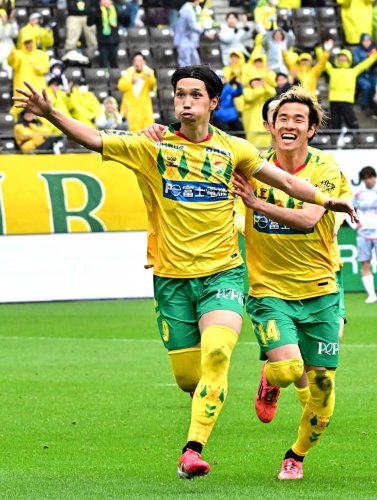 千葉―愛媛　後半５分、２試合連続得点となる勝ち越しゴールを決め駆け出す千葉の呉屋（左）＝フクアリ