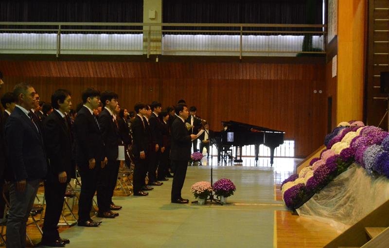 卒業生を代表し答辞を述べる小林さん（中央）＝１９日、東金市
