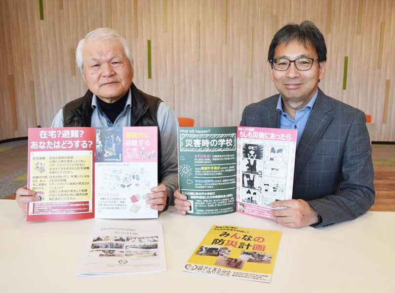 地区防災計画などを作成した緑が丘西自治会の鈴木さん（右）と河野さん＝八千代市