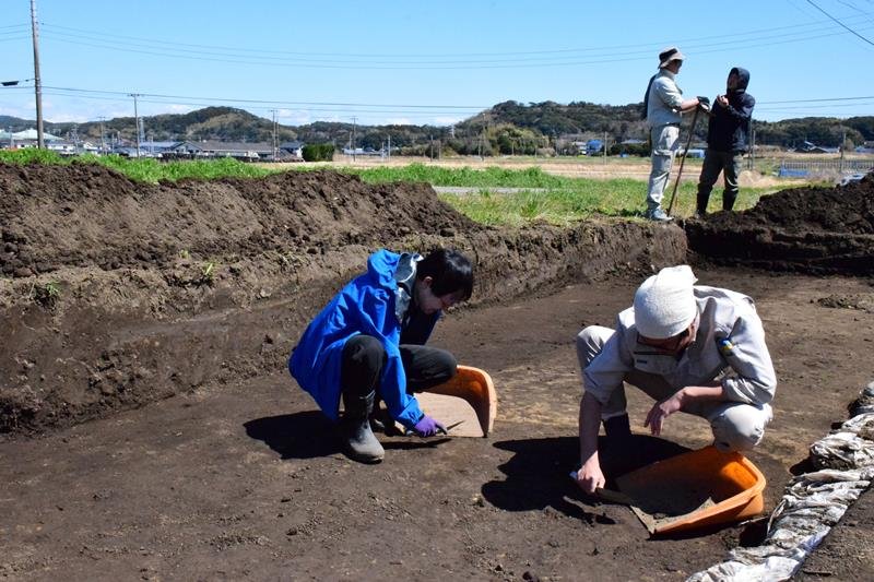仮家塚遺跡を発掘する調査団のメンバー＝２０日、南房総市
