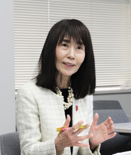 報道陣の質問に答える冨塚教育長＝２６日、県庁

