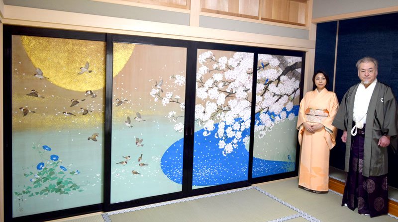 お披露目された社務所のふすま絵「桜花小禽図」＝船橋市宮本