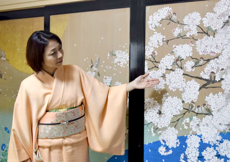 新社務所ふすま絵お披露目　地元・日本画家綿引さん制作　船橋大神宮