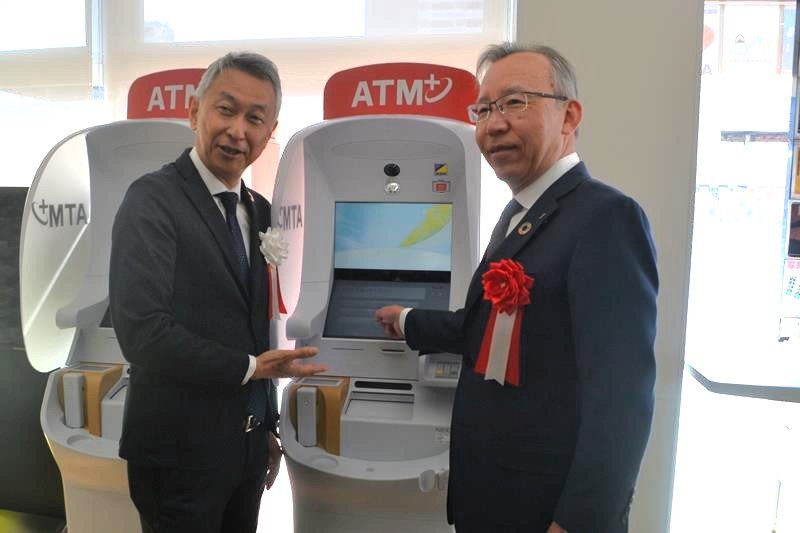 京葉銀とセブン銀の連携による新たなサービスをＰＲする松橋社長（左）と熊谷頭取＝１０日、松戸市のセブン－イレブン松戸常盤平駅前店
