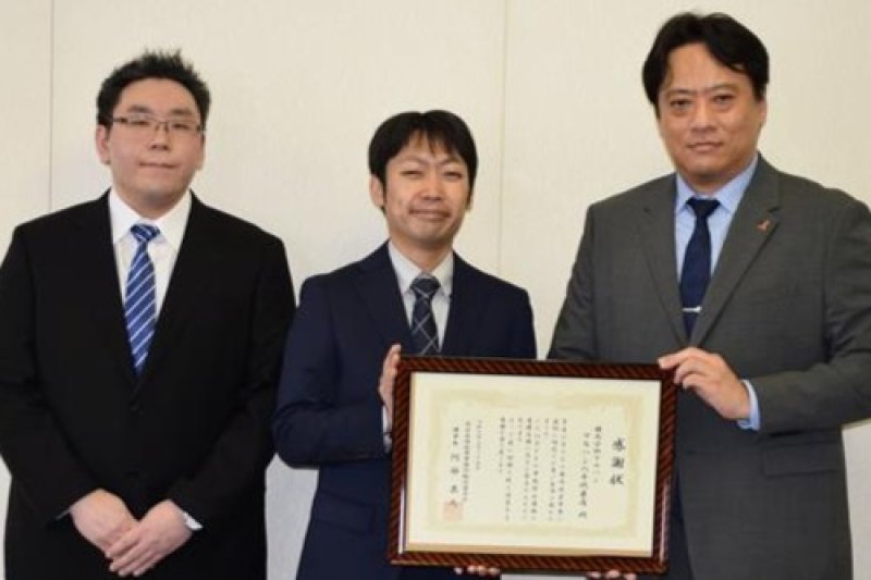 感謝状を手渡した星山理事長（右）と佐藤さん（中央）、千原さん＝千葉市中央区