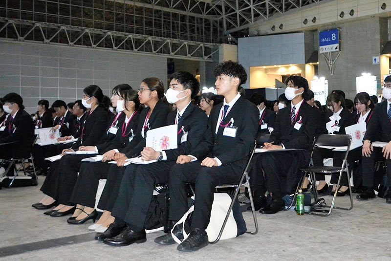 イオンの入社式で岡田会長の講話に耳を傾ける新入社員ら＝１日、千葉市美浜区