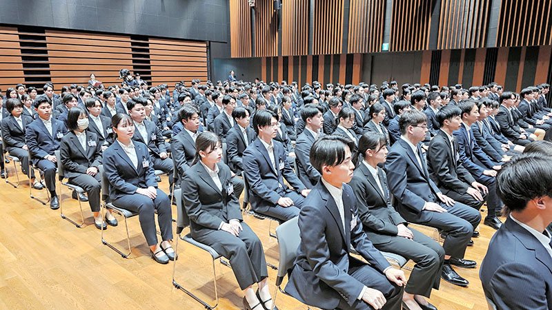 地銀３行で入行式　興銀、新人企画し式典　「成長できた」「忘れられない式に」