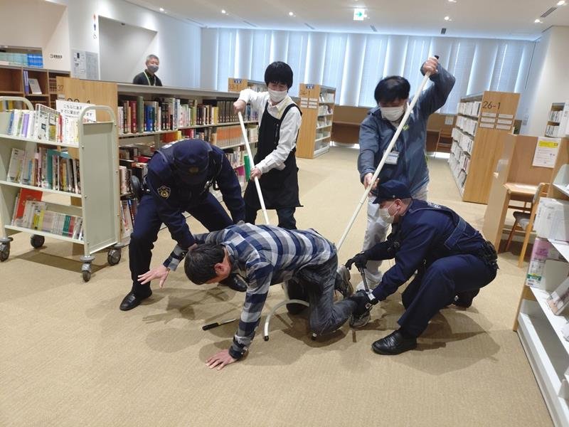 不審者への対応方法を学ぶ図書館の職員ら＝香取市（佐原中央図書館提供）
