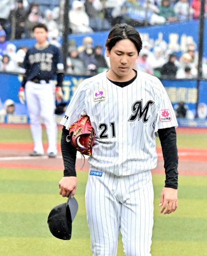 ２回途中に危険球で退場となった千葉ロッテ・石川柊＝ＺＯＺＯマリン