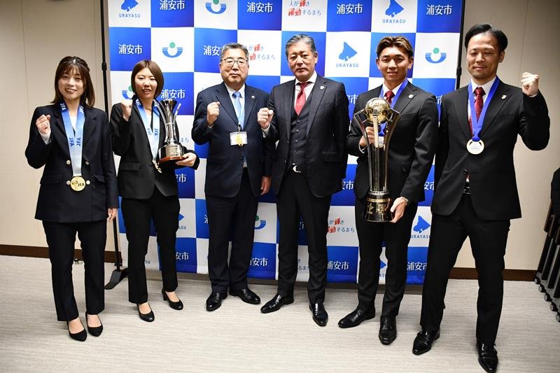 内田市長（左から３人目）を囲み、来シーズンの活躍を誓うバルドラール浦安の選手ら＝浦安市役所

