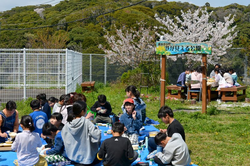 サプライズでお花見給食を楽しんだ豊浜小の児童ら＝７日、勝浦市