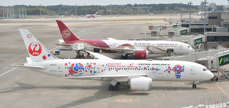 万博開幕でＪＡＬ　オリジナルＴシャツ着用　ミャクミャクあしらう　成田空港