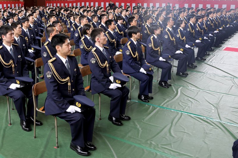 警察学校の入校式に臨む初任科生＝１１日、東金市