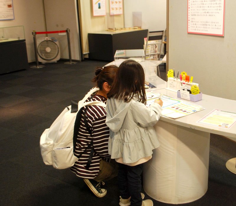 最新技術の文具触れて学べる　千葉市科学館で企画展　各世代興味津々　紙アートやペン作り体験も