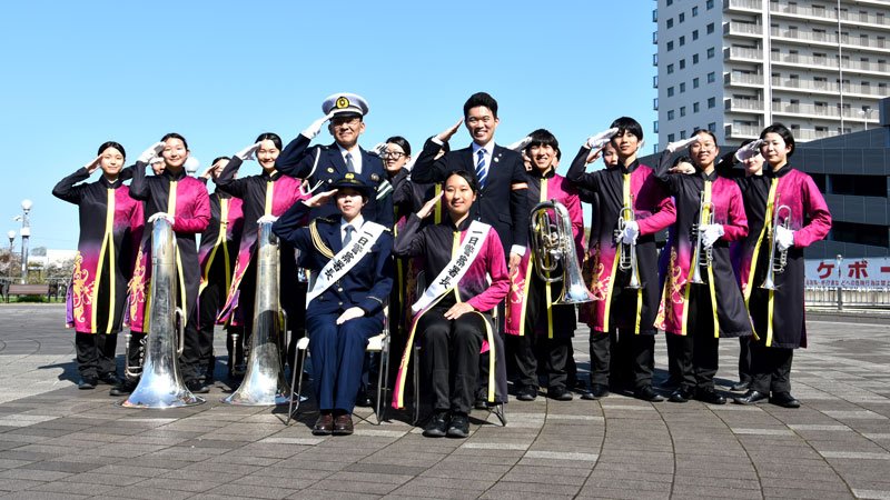 春の全国交通安全運動に合わせた四街道署の啓発活動に協力した千葉敬愛高校マーチングバンド部の谷岡部長（前列右）や美術部の陸田部長（同左）ら＝四街道市の都市広場