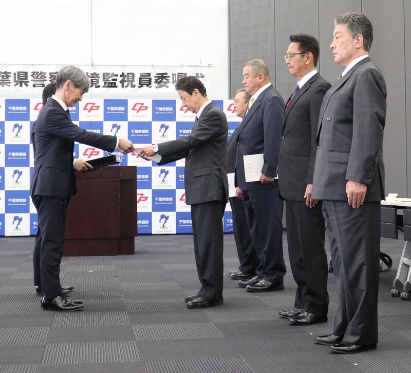 西村生活安全部長（左）から、新たに加わった環境監視員に委嘱状が手渡された＝１８日、千葉県警本部
