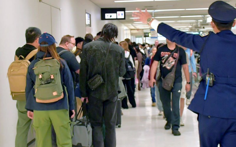 入国審査を待つ外国人の長い列ができる成田空港＝３月２７日、成田市