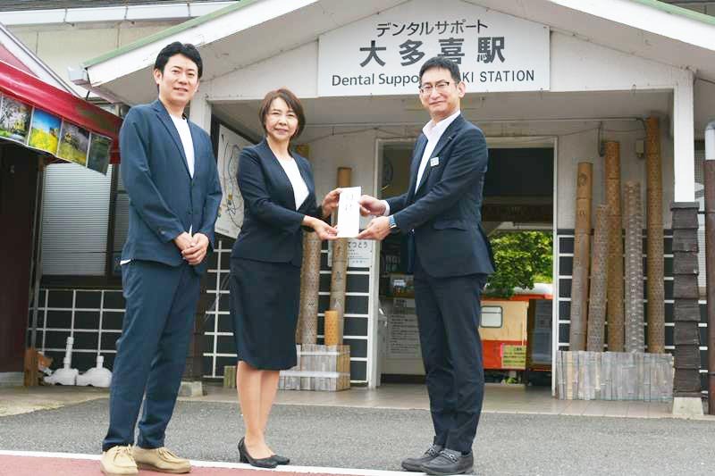 古竹社長（右）に目録を手渡す大野実行委員長（中央）＝２８日、大多喜町