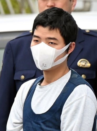 送検されるレ・タン・ルアン容疑者＝２８日午前８時１５分ごろ、成田市