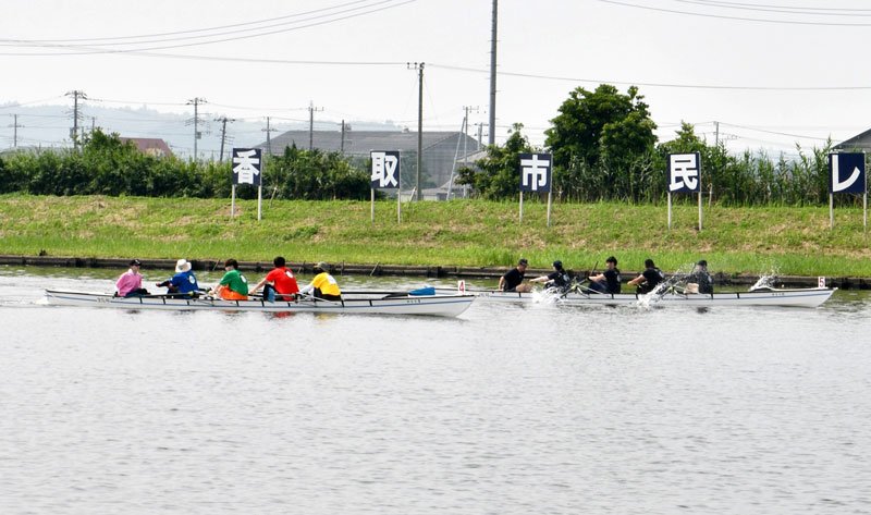 昨年の大会で熱戦を繰り広げた参加者＝香取市の黒部川