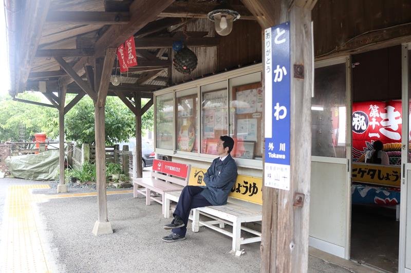 木造の外川駅のホーム。銚電の鈴木運輸課長は「ベンチでのんびり風を浴びるのもおすすめ」＝４月、銚子市

